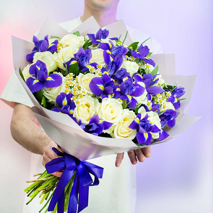 Букет из 15 синих ирисов в белой бумаге «Из чего же, из чего же»